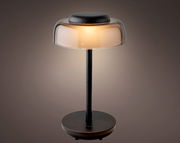 LED Tischleuchte mit modernem Design, seitliche Perspektive