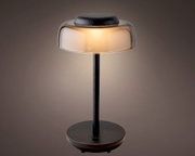 LED Tischleuchte mit modernem Design, seitliche Perspektive