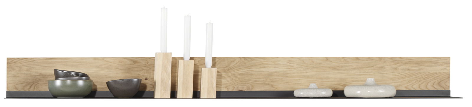 Wandboard aus Holz mit Kerzenhaltern und Dekoration, frontale Ansicht