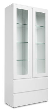 Weiße Vitrine mit Glastüren und mehreren Einlegeböden, seitliche Perspektive