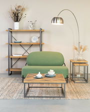 Moderner Couchtisch aus Holz und Metall in einem stilvoll eingerichteten Wohnzimmer, frontal betrachtet.