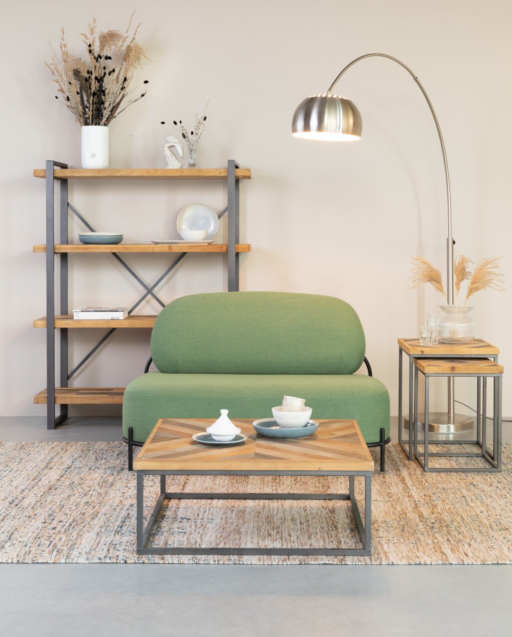 Moderner Couchtisch aus Holz und Metall in einem stilvoll eingerichteten Wohnzimmer, frontal betrachtet.
