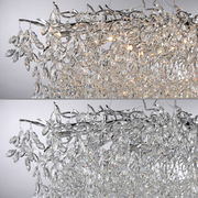 Nahaufnahme eines Kronleuchters mit funkelnden Kristallen und silbernen Details, seitliche Perspektive.