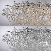 Nahaufnahme eines Kronleuchters mit funkelnden Kristallen und silbernen Details, seitliche Perspektive.