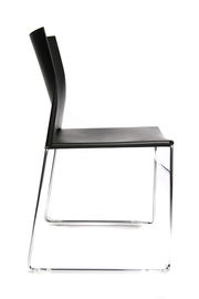 Moderner schwarzer Besucherstuhl mit schlankem Metallrahmen, Seitenansicht.