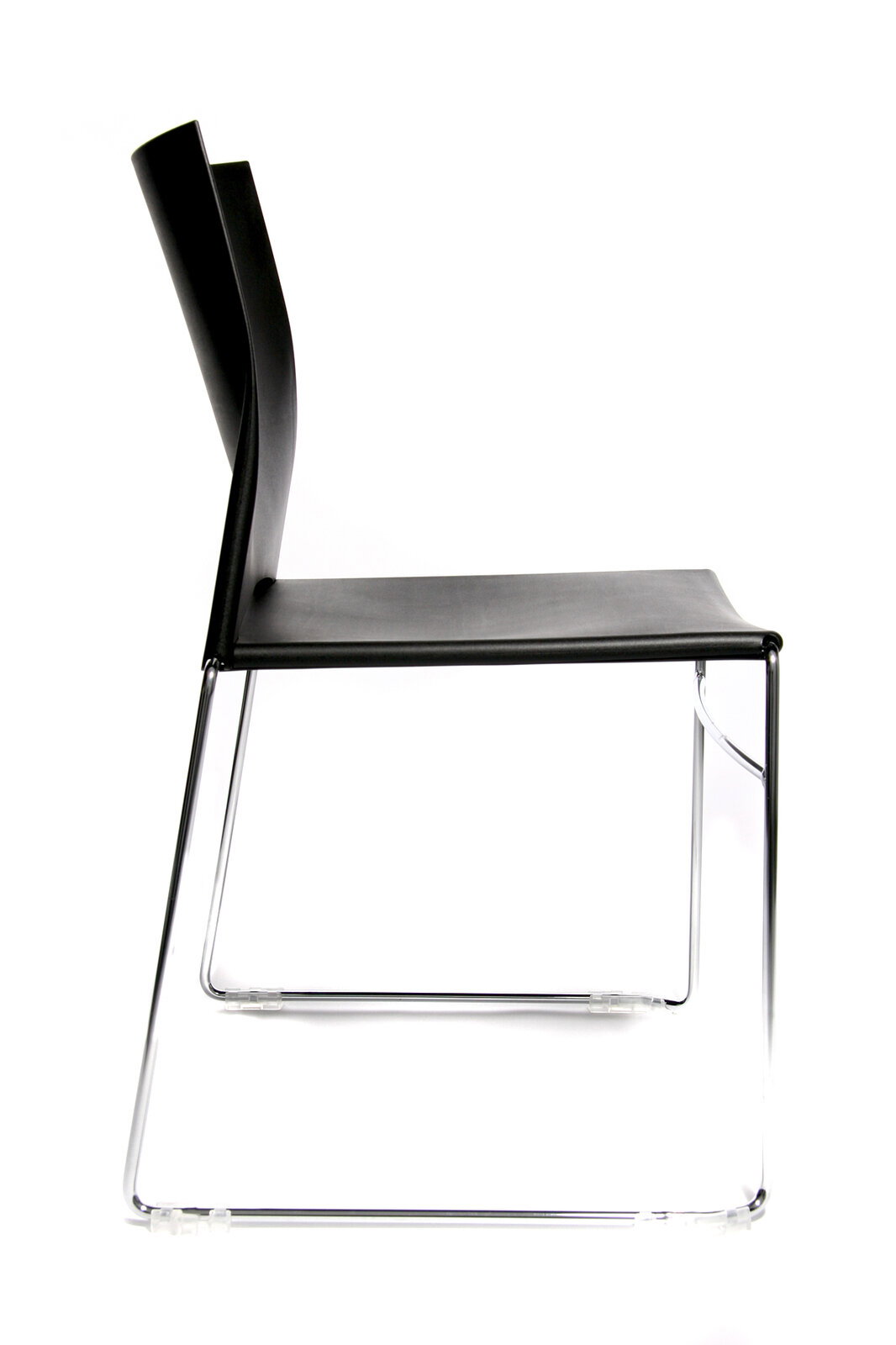 Moderner schwarzer Besucherstuhl mit schlankem Metallrahmen, Seitenansicht.