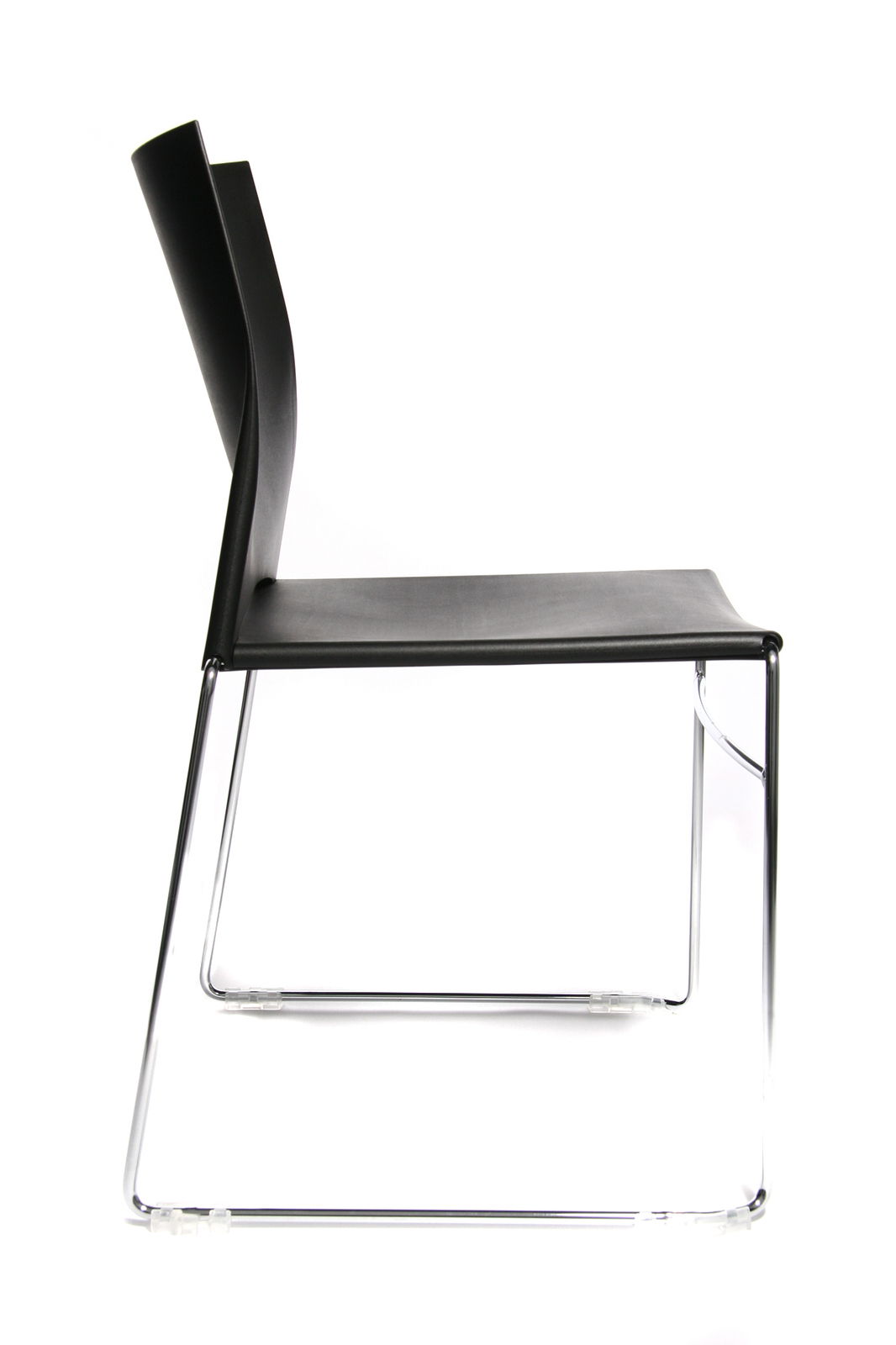 Moderner schwarzer Besucherstuhl mit schlankem Metallrahmen, Seitenansicht.