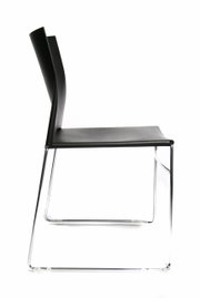 Moderne zwarte bezoekersstoel met slank metalen frame, zijaanzicht.