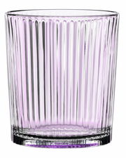 Ein transparentes Glas mit vertikalen Rillen und einem leichten lila Schimmer, frontal fotografiert.