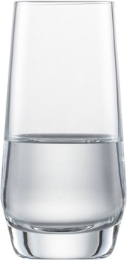 Ein halbvolles, schlankes Trinkglas aus klarem Glas, frontal fotografiert.