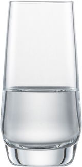 Ein halbvolles, schlankes Trinkglas aus klarem Glas, frontal fotografiert.