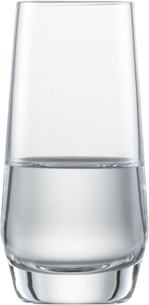 Een halfvol, slank drinkglas van helder glas, van voren gefotografeerd.