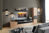 Moderne Wohnwand in Holzoptik mit schwarzen Akzenten, bestehend aus einem TV-Board, Regalen und einem hohen Schrank, seitliche Perspektive.