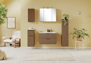 Moderner Midischrank in Holzoptik, frontal fotografiert, Teil eines stilvollen Badezimmersets mit Pflanzen und Dekoration.