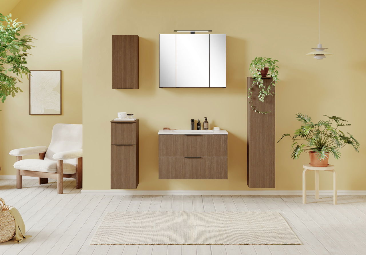 Moderner Midischrank in Holzoptik, frontal fotografiert, Teil eines stilvollen Badezimmersets mit Pflanzen und Dekoration.