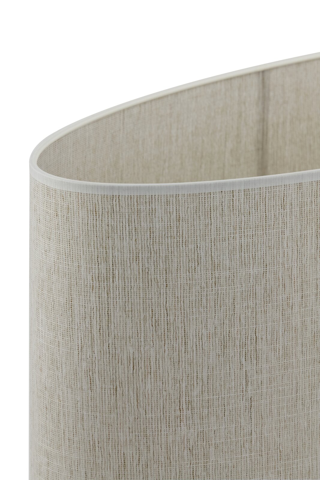 Nahaufnahme eines zylindrischen Lampenschirms aus beigefarbenem, grob gewebtem Stoff mit weißer Kante, schräg von oben fotografiert