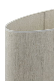 Nahaufnahme eines zylindrischen Lampenschirms aus beigefarbenem, grob gewebtem Stoff mit weißer Kante, schräg von oben fotografiert