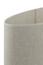 Close-up van een cilindervormige lampenkap van beige, grof geweven stof met een witte rand, schuin van bovenaf gefotografeerd