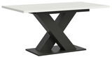 Moderner Esstisch mit weißer Tischplatte und schwarzem X-förmigem Gestell, seitliche Perspektive