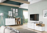 Modernes Wohnzimmer mit einem weißen Sideboard, das von vorne zu sehen ist. Es steht unter einem an der Wand montierten Fernseher und ist mit Dekorationsgegenständen und Büchern geschmückt. Die Perspektive zeigt das Sideboard von vorne in einem stilvoll e