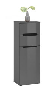 Graue Hochkommode mit drei Schubladen, darauf eine Vase mit grünen Blättern, seitliche Perspektive