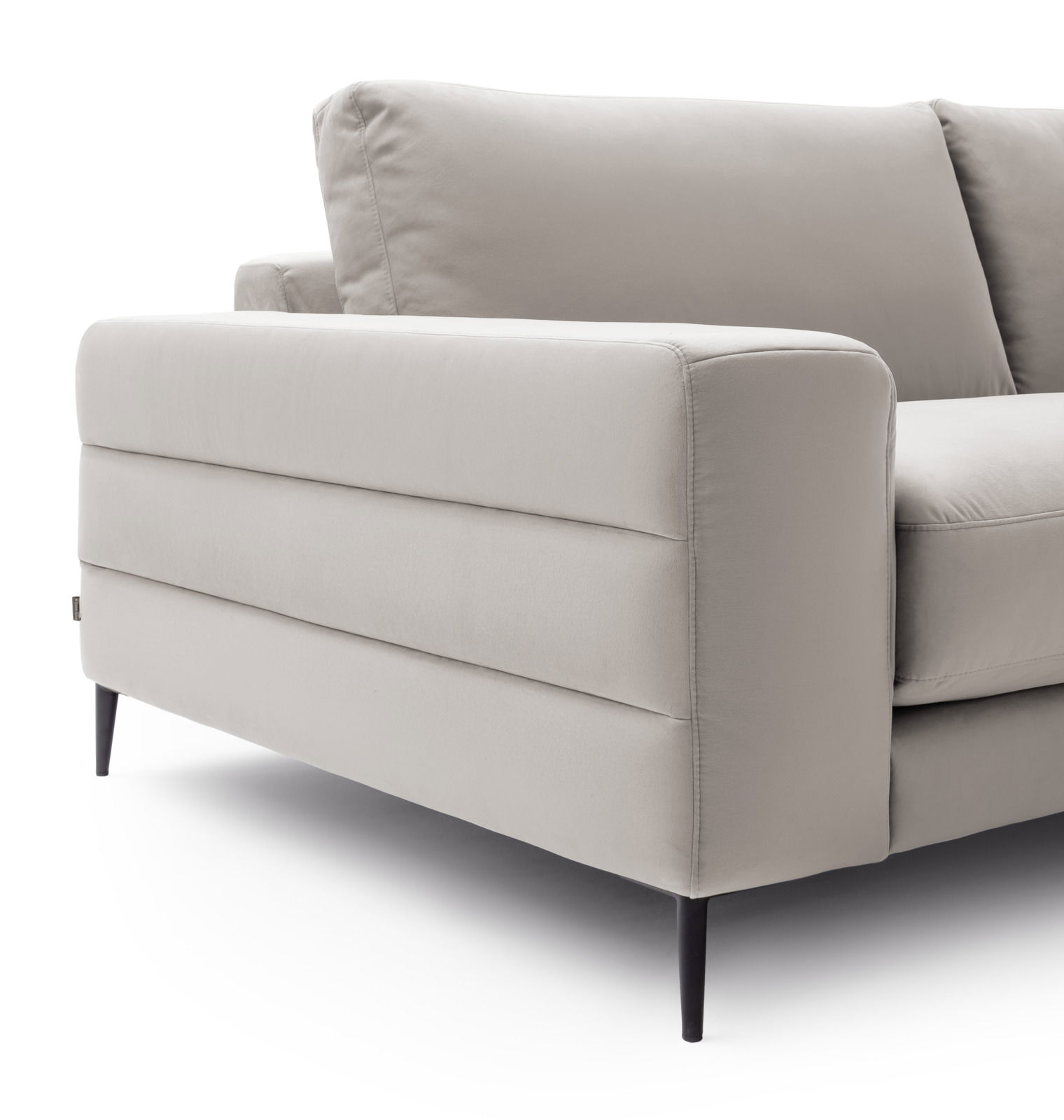 Nahaufnahme eines modernen, hellgrauen Longchairs mit eleganten, schwarzen Beinen. Perspektive von der Seite.