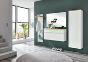 Modernes, wandmontiertes Flurmöbel-Set in Weiß mit Holzablagen, bestehend aus Garderobenpaneel mit Haken, Spiegel und Schuhschrank sowie hohem Schrank, gezeigt in frontaler Perspektive leicht von links in einem hellen Eingangsbereich.