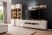 Modernes Wohnzimmermöbel-Set in Weiß mit Holzoptik: TV-Lowboard mit Schubladen, zwei beleuchtete Glasvitrinen und Wandboard über dem Fernseher, gezeigt in frontaler leicht schräger Perspektive.