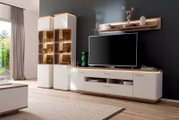 Modernes Wohnzimmermöbel-Set in Weiß mit Holzoptik: TV-Lowboard mit Schubladen, zwei beleuchtete Glasvitrinen und Wandboard über dem Fernseher, gezeigt in frontaler leicht schräger Perspektive.