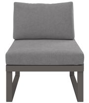 Grauer Sessel mit Stoffbezug, Vorderansicht