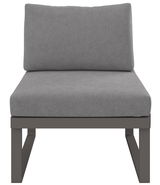 Grauer Sessel mit Stoffbezug, Vorderansicht