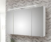 Spiegelschrank mit drei Türen und integrierter Beleuchtung, seitliche Perspektive