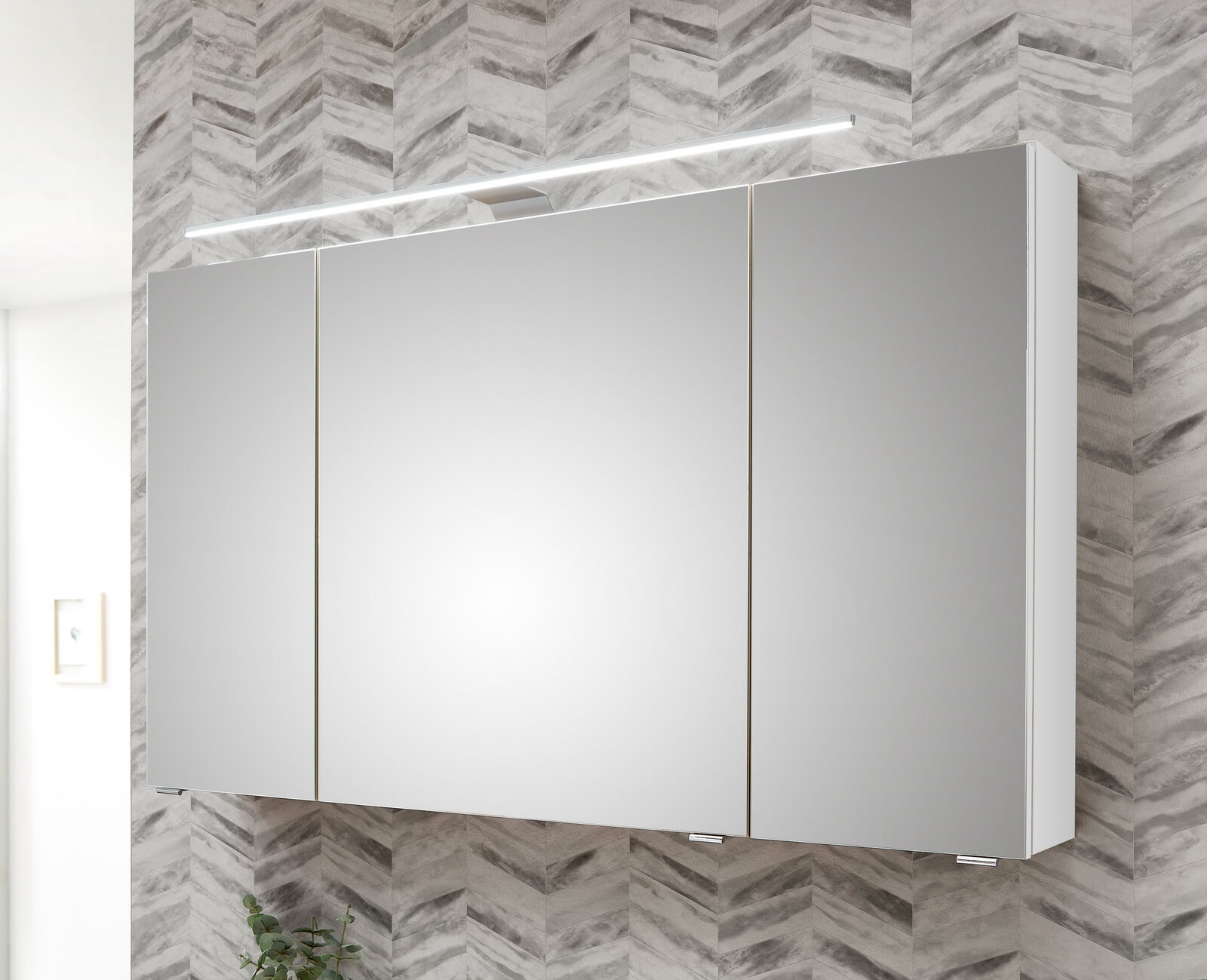 Spiegelschrank mit drei Türen und integrierter Beleuchtung, seitliche Perspektive