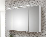 Spiegelschrank mit drei Türen und integrierter Beleuchtung, seitliche Perspektive