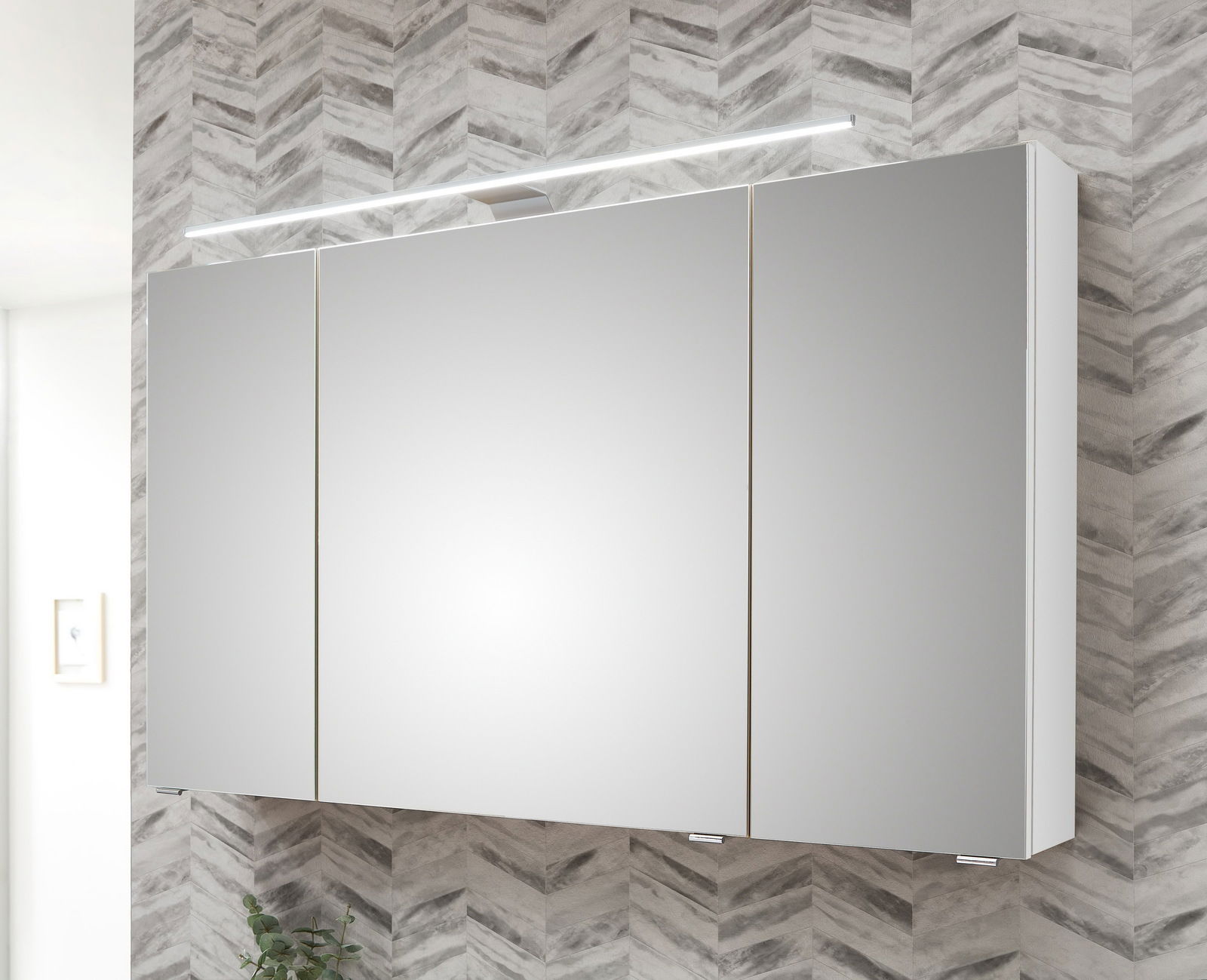 Spiegelschrank mit drei Türen und integrierter Beleuchtung, seitliche Perspektive