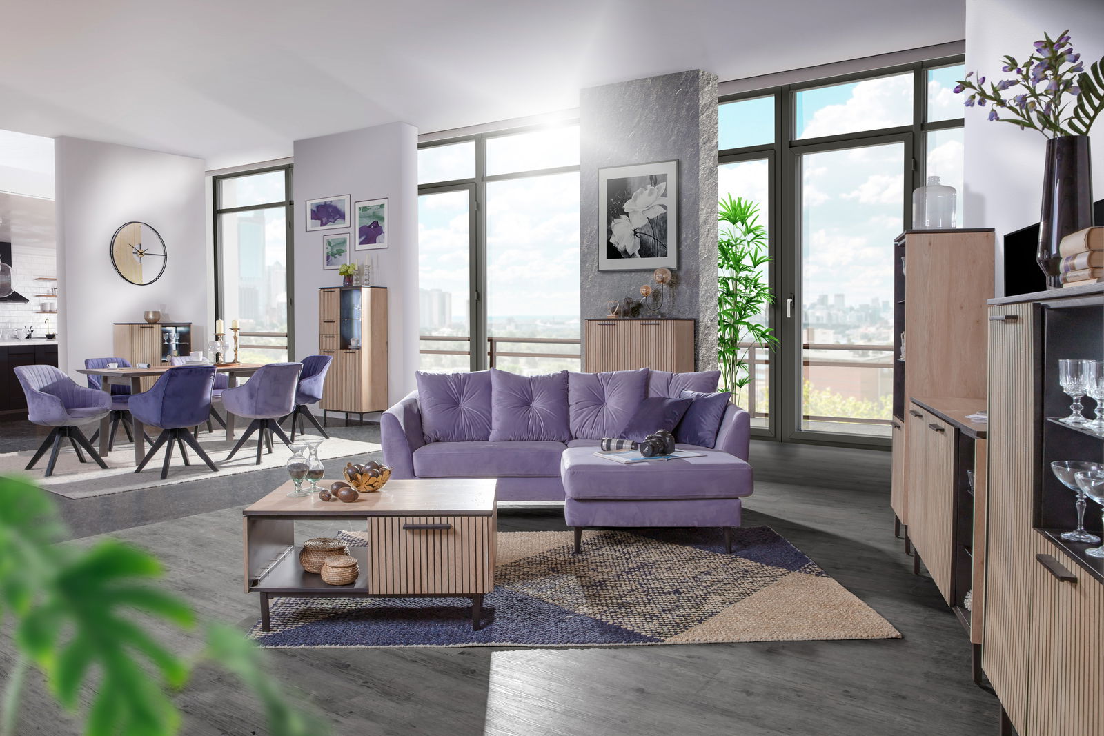 Modernes Wohnzimmer mit lila Sofa und Couchtisch aus Holz, seitliche Perspektive