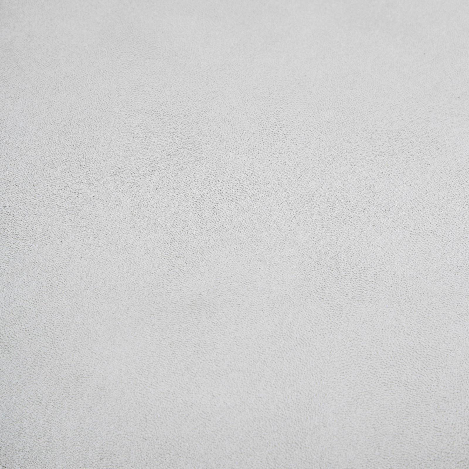 Nahaufnahme der Textur eines hellgrauen Stoffes, möglicherweise Sitzfläche des Stuhls CLEMENS.