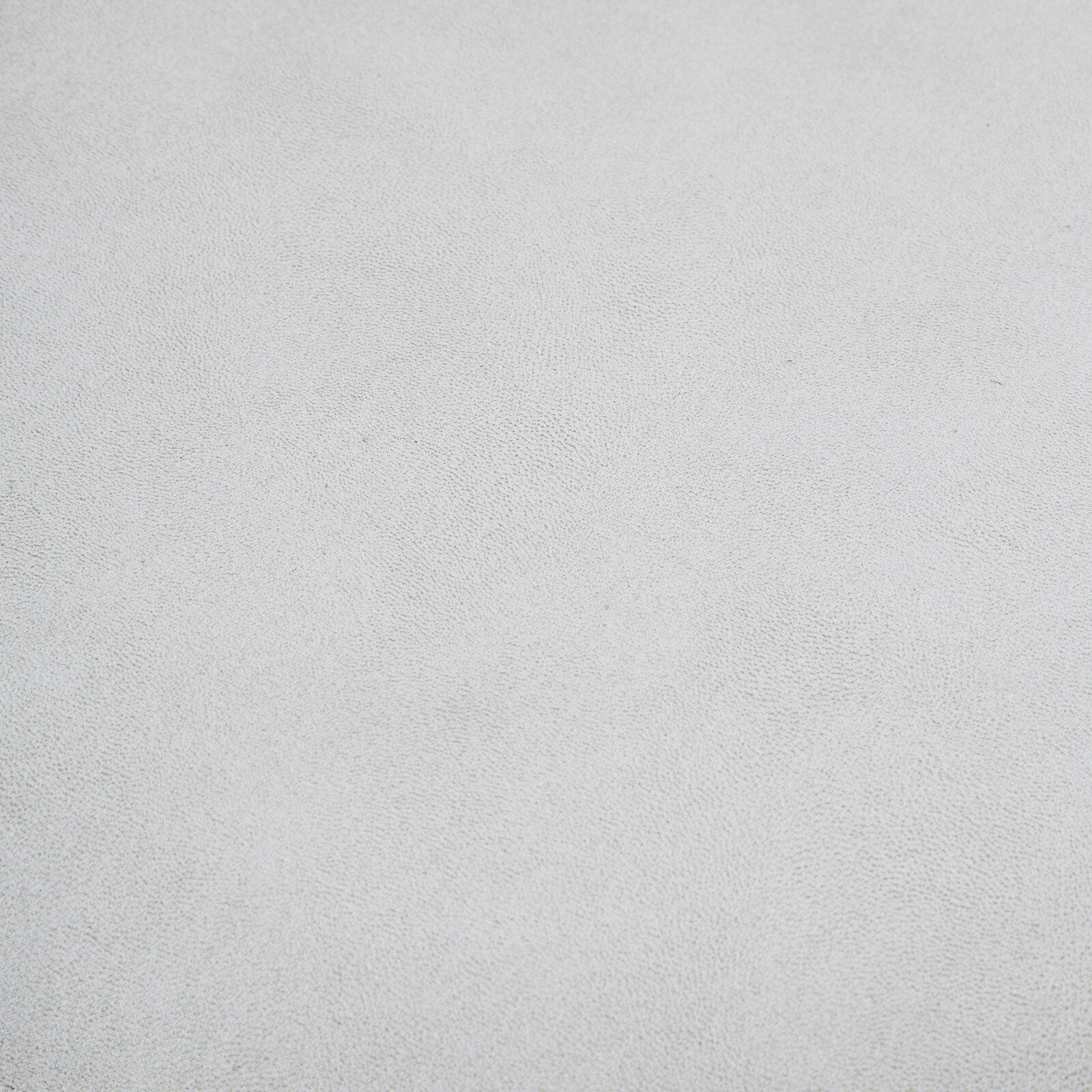 Nahaufnahme der Textur eines hellgrauen Stoffes, möglicherweise Sitzfläche des Stuhls CLEMENS.