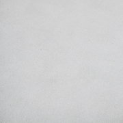 Nahaufnahme der Textur eines hellgrauen Stoffes, möglicherweise Sitzfläche des Stuhls CLEMENS.