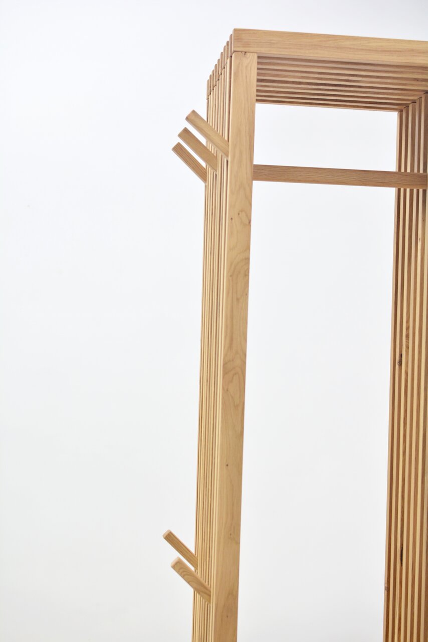 Holzgarderobe mit minimalistischen Design, seitliche Perspektive