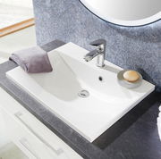 Moderne Waschbecken-Kombination mit Armatur, Seifenschale und Handtuch, aus der Vogelperspektive fotografiert.