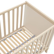 Holz-Babybett aus der Vogelperspektive mit Lattenrost und einer Seite geschlossen