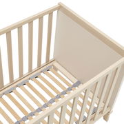 Holz-Babybett aus der Vogelperspektive mit Lattenrost und einer Seite geschlossen