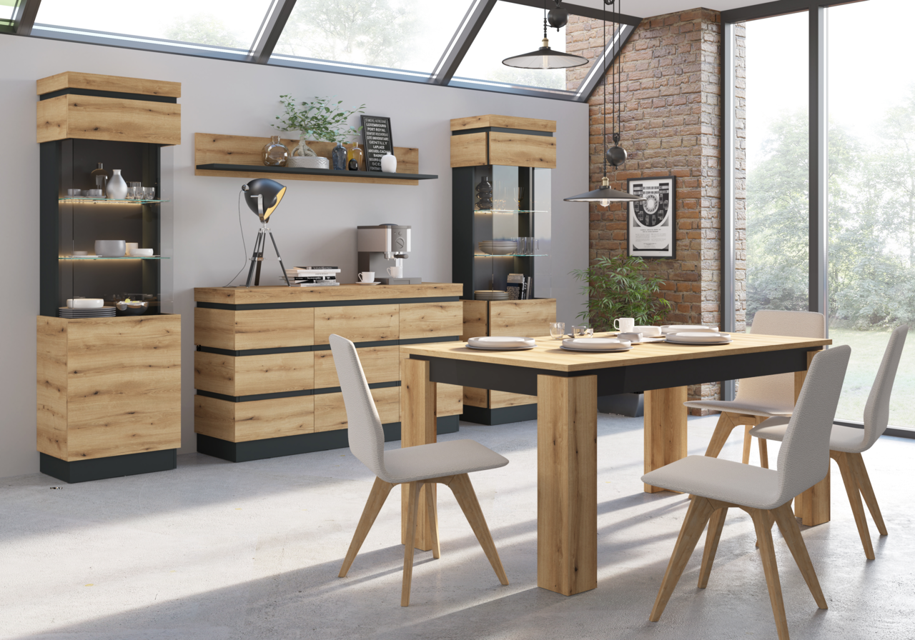 Moderne Esszimmermöbel aus Holz mit Vitrine, Sideboard und Esstisch in einem hellen Raum mit großen Fenstern, seitliche Perspektive