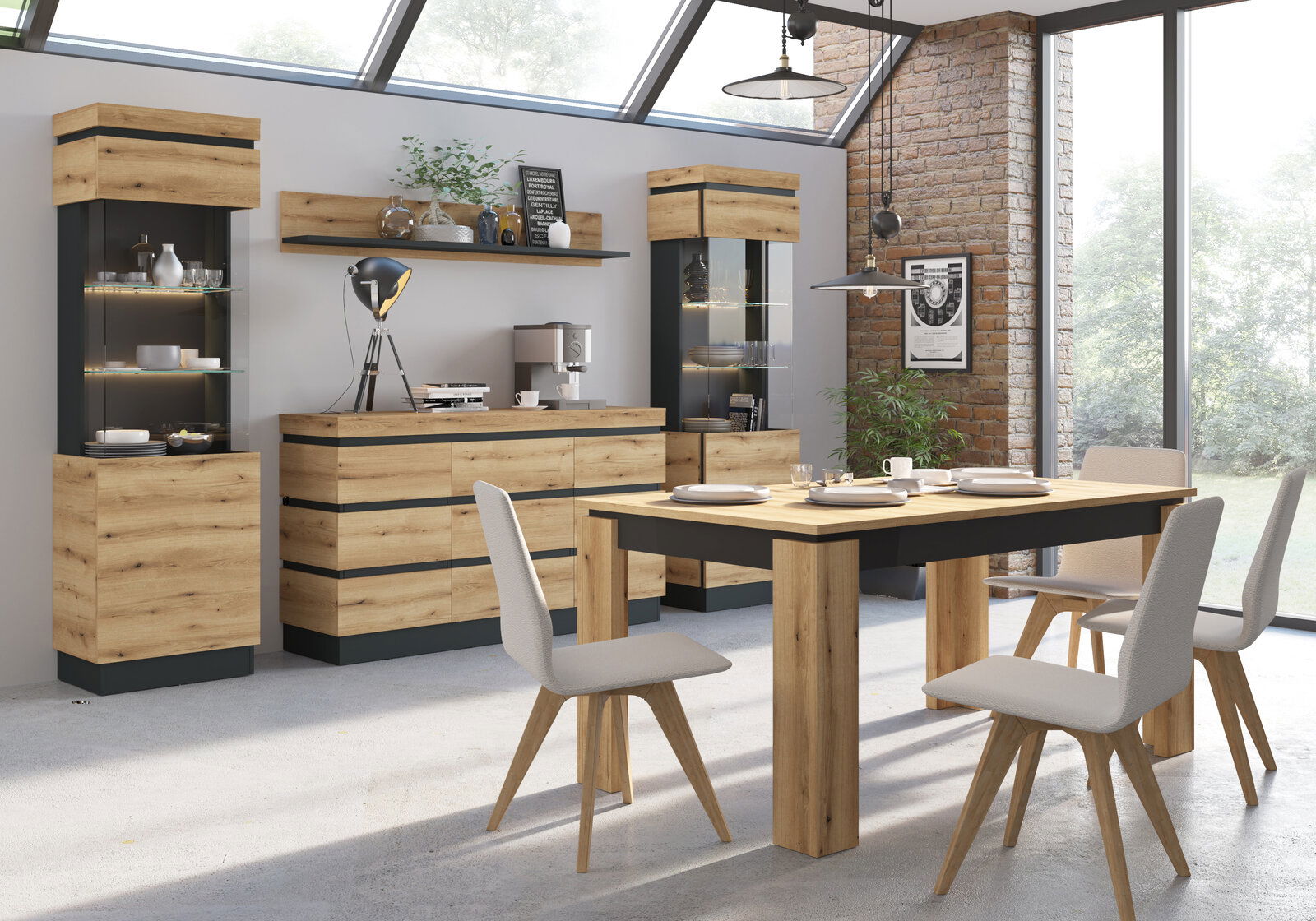 Moderne Esszimmermöbel aus Holz mit Vitrine, Sideboard und Esstisch in einem hellen Raum mit großen Fenstern, seitliche Perspektive