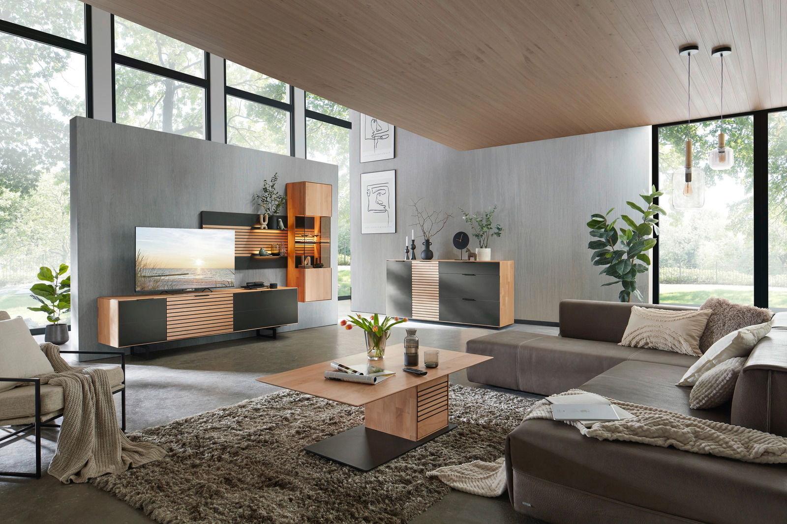 Wöstmann Markenmöbel Couchtisch WM 2320 Moderne Wohnzimmermöbelkombination mit Wandregalen, Sideboard und Couchtisch in einer stilvollen, hellen Umgebung. Perspektive von schräg vorne.