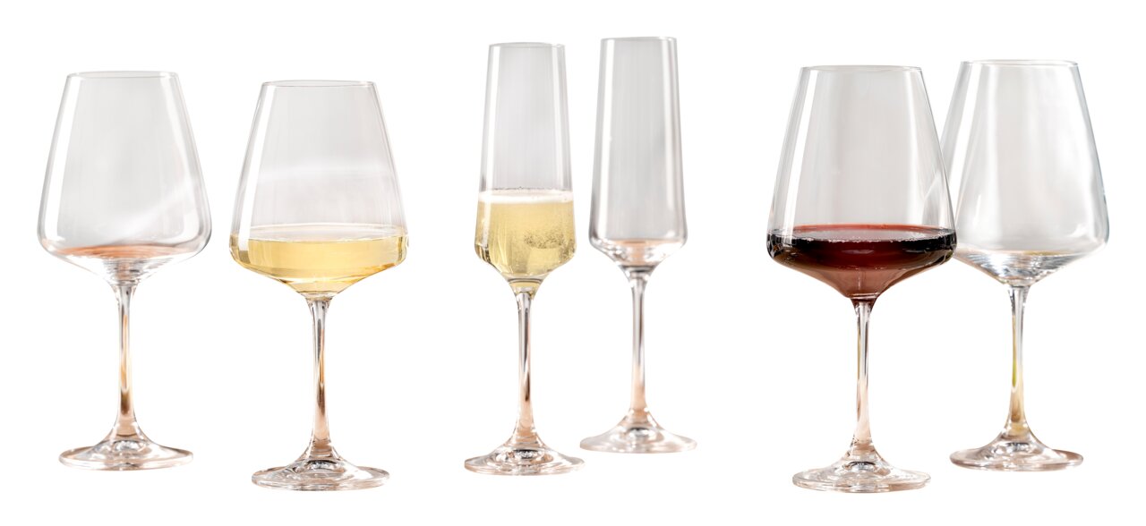 Sechs elegante Kelchgläser in verschiedenen Formen, gefüllt mit Rotwein, Weißwein und Sekt, frontal betrachtet.