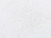 Nahaufnahme eines weißen Fellteppichs aus der Vogelperspektive