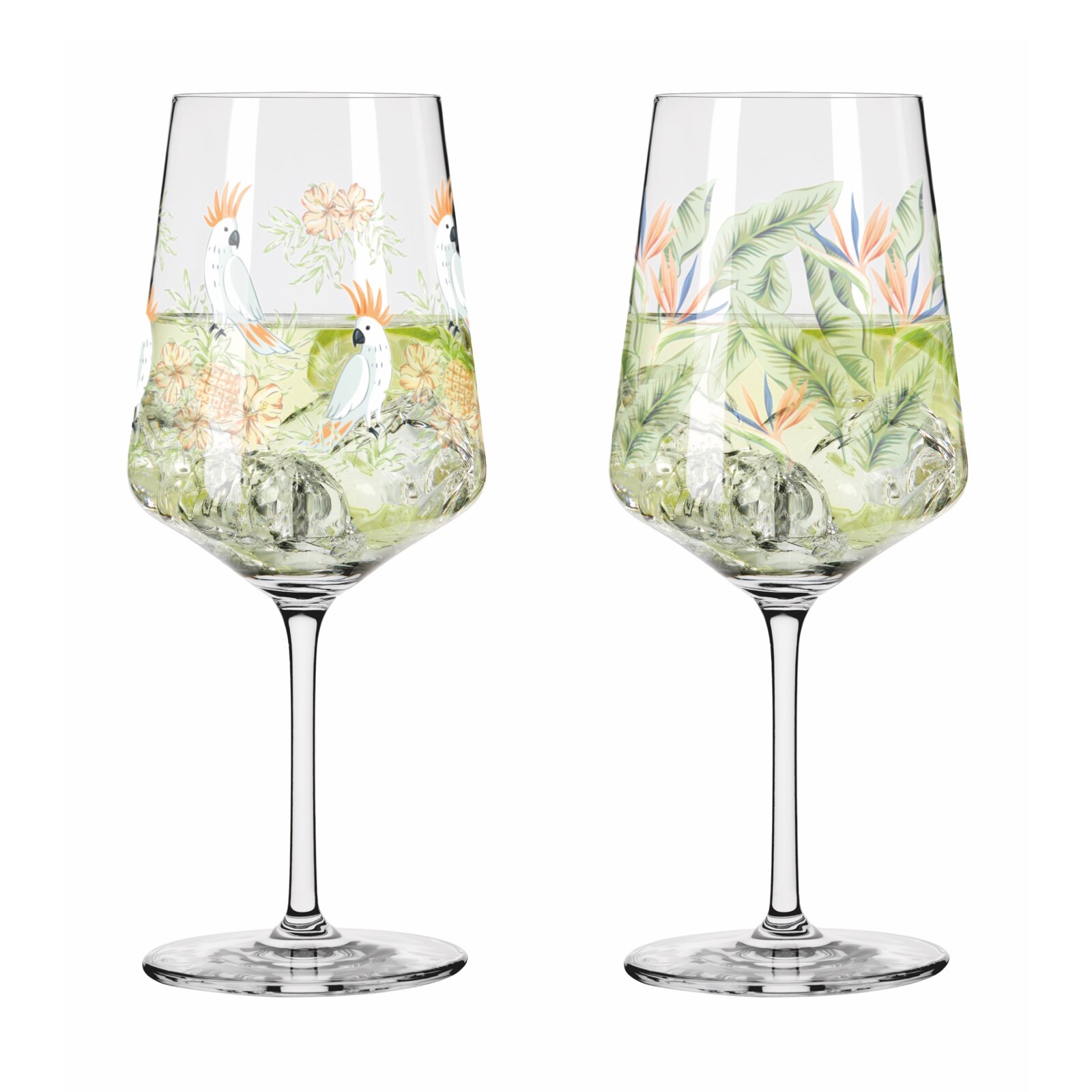 Twee elegante wijnglazen met een tropisch ontwerp, versierd met papegaaien en exotische planten, frontaal afgebeeld.