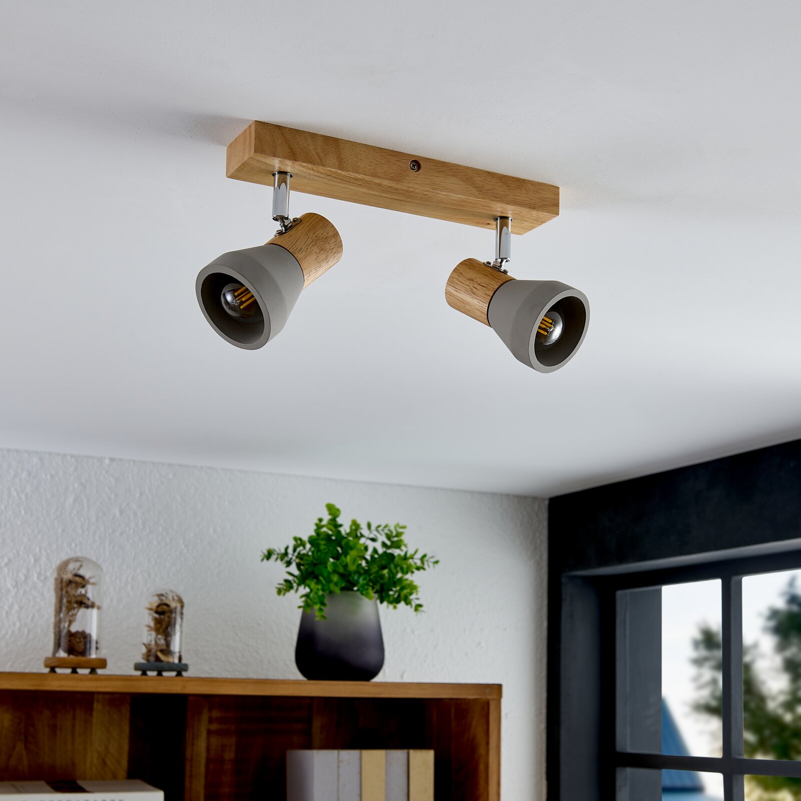 Deckenstrahler mit zwei verstellbaren Leuchten in Holzoptik, seitliche Perspektive